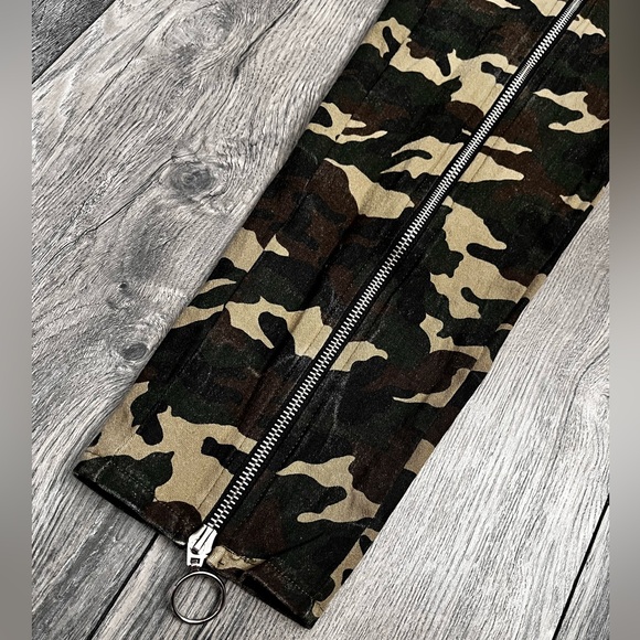 Fashion Nova Size MEDIUM Camo Pattern Pants, Zippers, Metallic Detailing - Picture 4 of 8